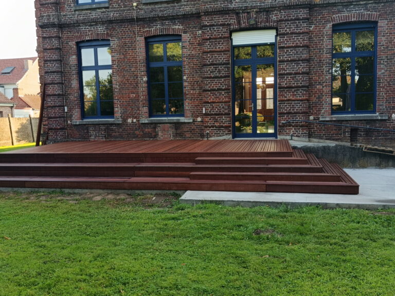 Terrasse sur plusieurs niveaux en bois exotique (vue 2)