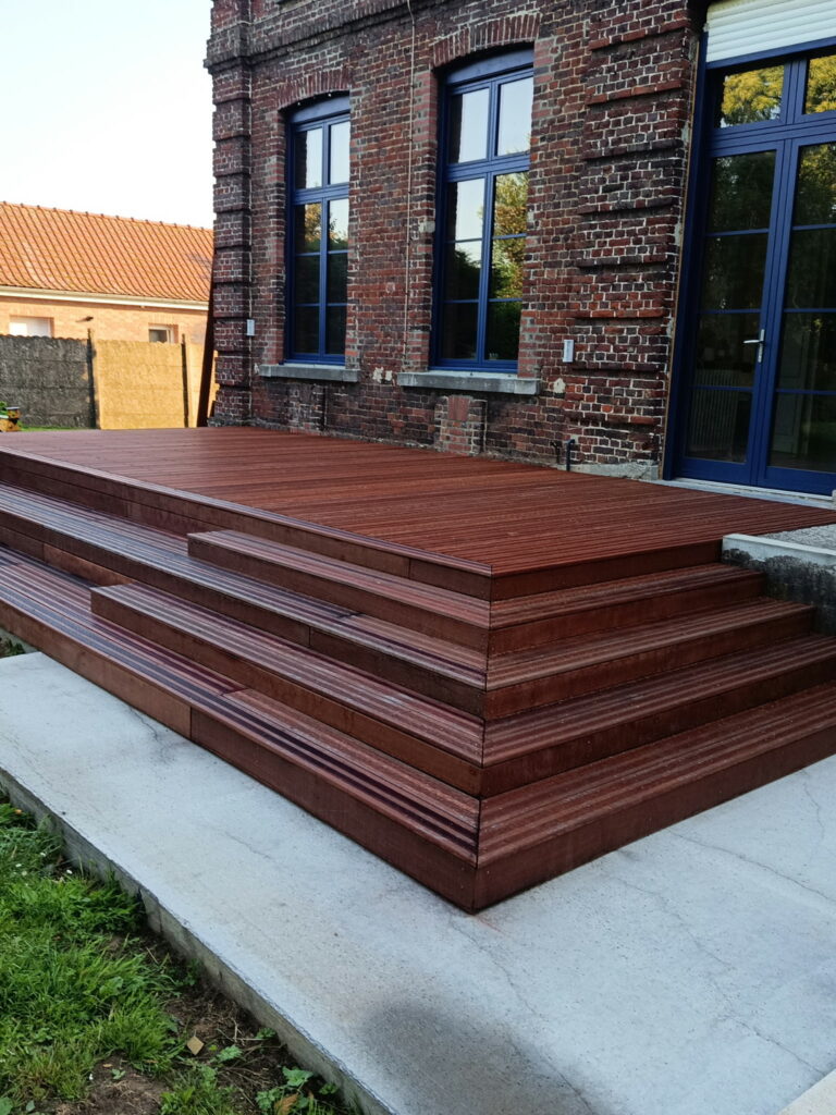 Terrasse sur plusieurs niveaux en bois exotique