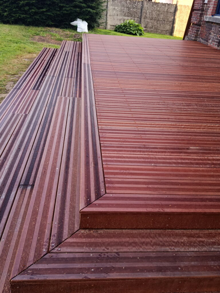Terrasse sur plusieurs niveaux en bois exotique (vue 3)