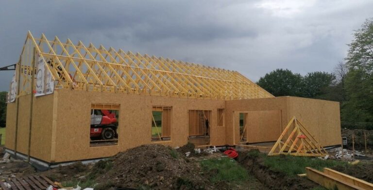 Maison individuelle en ossature bois - parement bois et pierre bleue (vue 7)