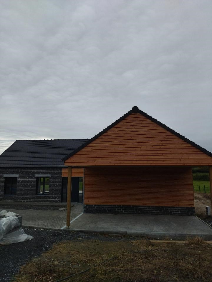 Maison individuelle en ossature bois - parement bois et pierre bleue